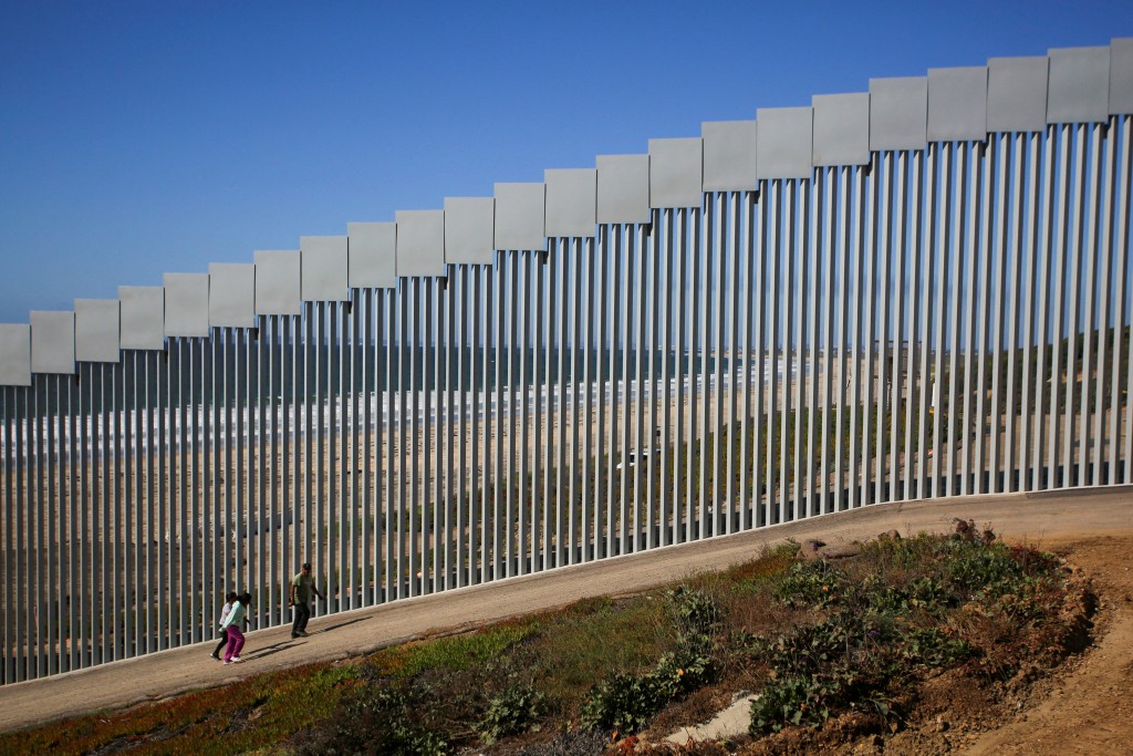美墨边境非法移民企图越境进入美国。路透社