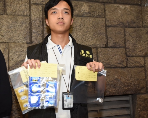 警方在行動中還檢獲安全套及鎖匙等證物。