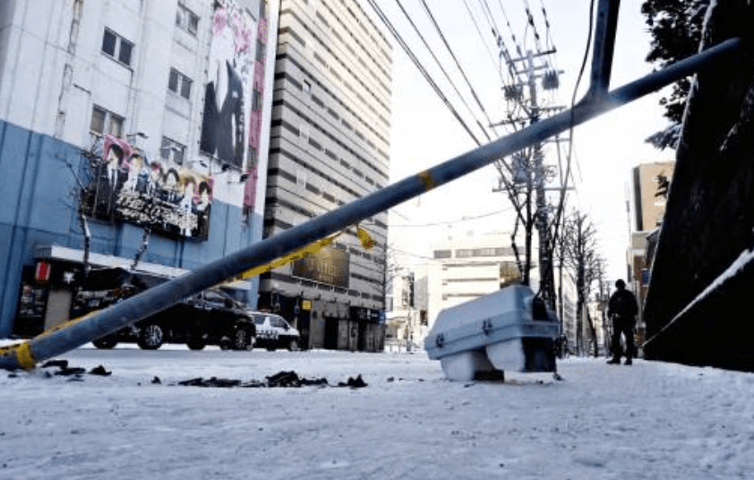 日本本州東北部青森縣東部海域於周一(8日)深夜發生黎克特制7.5級強烈地震,截至目前造成最少50人受傷。法新社 日本本州東北部青森縣東部海域於周一(8日)深夜發生黎克特制7.5級強烈地震,截至目前造成最少50人受傷。法新社