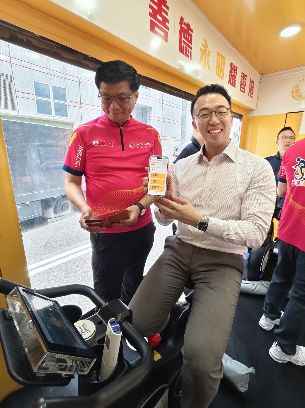 葵青民政事務專員梁乘龍完成後展示個人里數。 葵青民政事務專員梁乘龍完成後展示個人里數。
