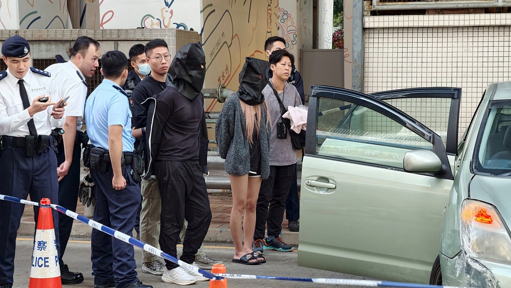 警方拘捕一對男女。黃文威攝