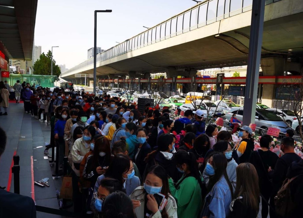 鄭州首間 7-11 便利店開張吸引大批市民排隊光顧。 微博圖