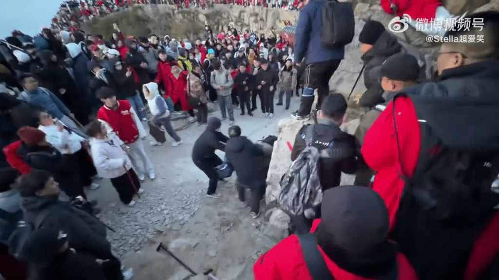 泰山游客为“争位”睇日出大打出手，场面失控。