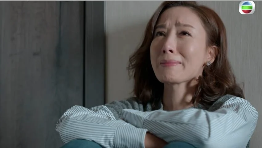 楊茜堯（前名楊怡） 楊茜堯雖然已經離巢TVB，但今年都有一部TVB劇集作品，就是大受中港兩地網民熱捧的《家族榮耀》！楊茜堯再度發揮「黑化」本領，由單純的財經記者主播變成豪門陰險闊太，演技精湛！