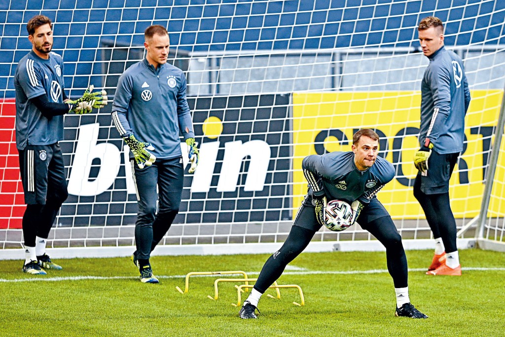 紐亞（前）在〇九年獲路維提拔成為大國腳，如今他希望球隊每場都以好表現讓路維光榮引退。