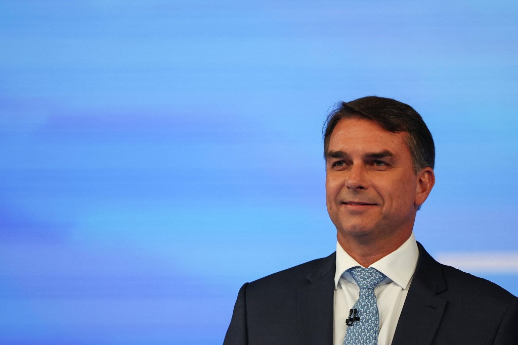 弗拉维奥是巴西前总统雅伊尔博索纳罗（Jair Bolsonaro）的长子，自2019年起出任参议员。路透社