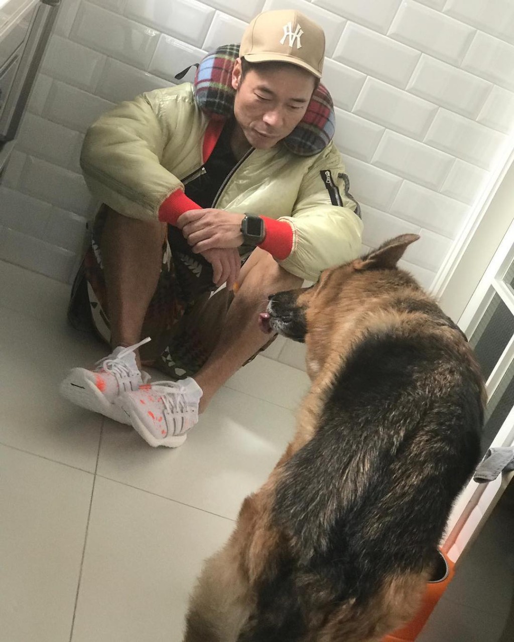 安仔的愛犬Lucky之前離世。