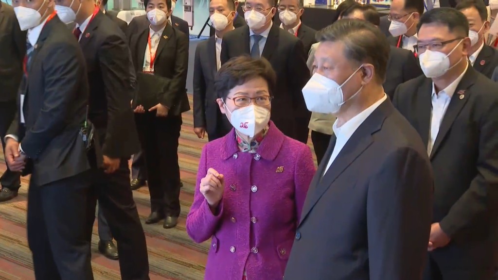 習近平在行政長官林鄭月娥陪同下，視察香港科學園。政府新聞處截圖