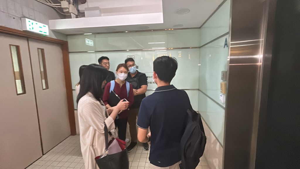 勞工處派員到大班麵包西餅位於新蒲崗的廠房調查。 勞工處派員到大班麵包西餅位於新蒲崗的廠房調查。