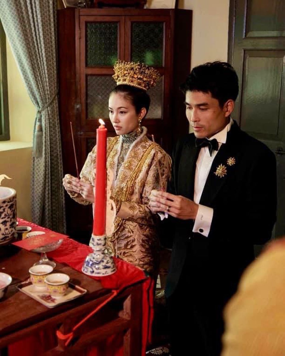 二人的婚禮依照當地華人「峇峇娘惹」傳統儀式舉行。