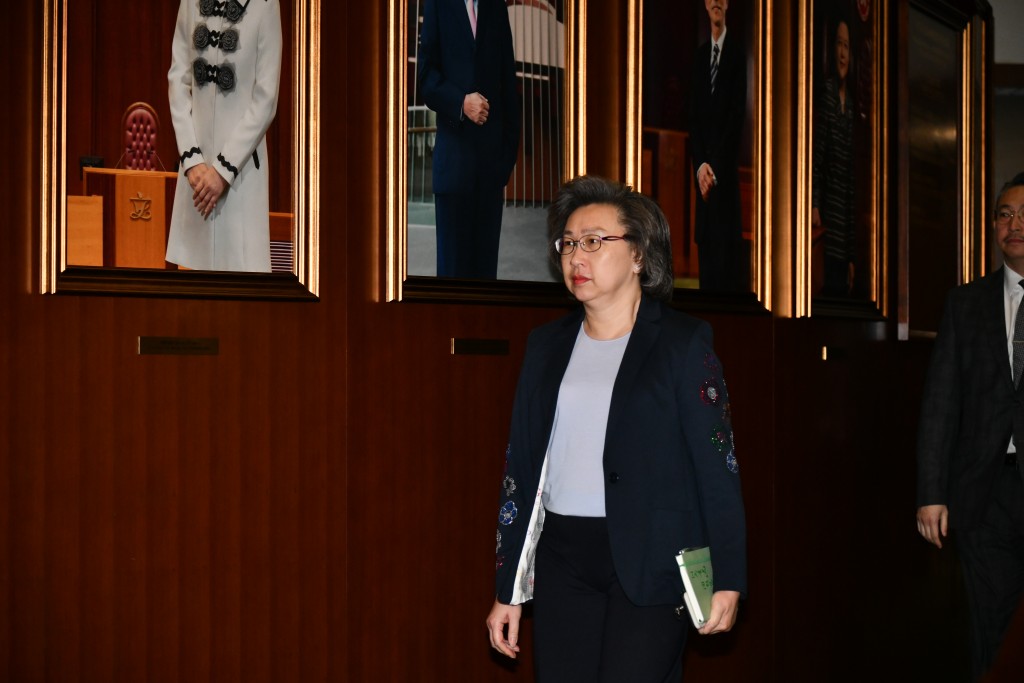 楊何蓓茵亦穿上淺紫色上衣。盧江球攝 楊何蓓茵亦穿上淺紫色上衣。盧江球攝