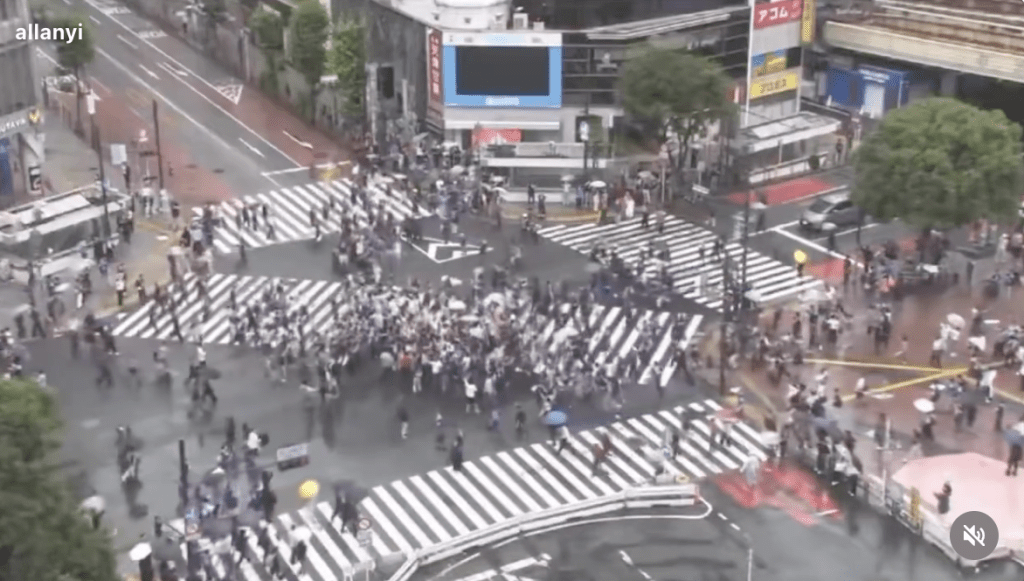 當行人交通燈轉為紅燈、車輛陸續停下時,日本球迷湧到馬路中心慶祝。 Threads@ronaldtam 當行人交通燈轉為紅燈、車輛陸續停下時,日本球迷湧到馬路中心慶祝。 Threads@ronaldtam