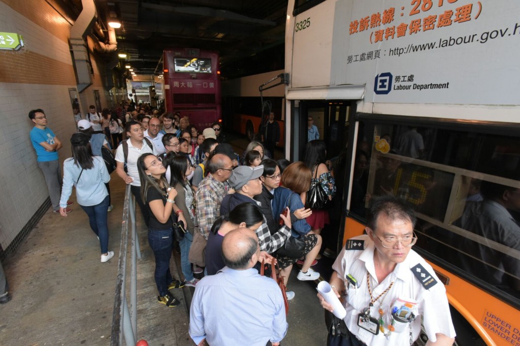 大排市民等待離開。黃文威攝