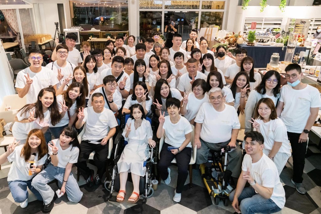 佩姿在11月頭,與親人朋友們一同慶祝24歲生日。(圖片來源:「抗癌小天使湯佩姿」Facebook)