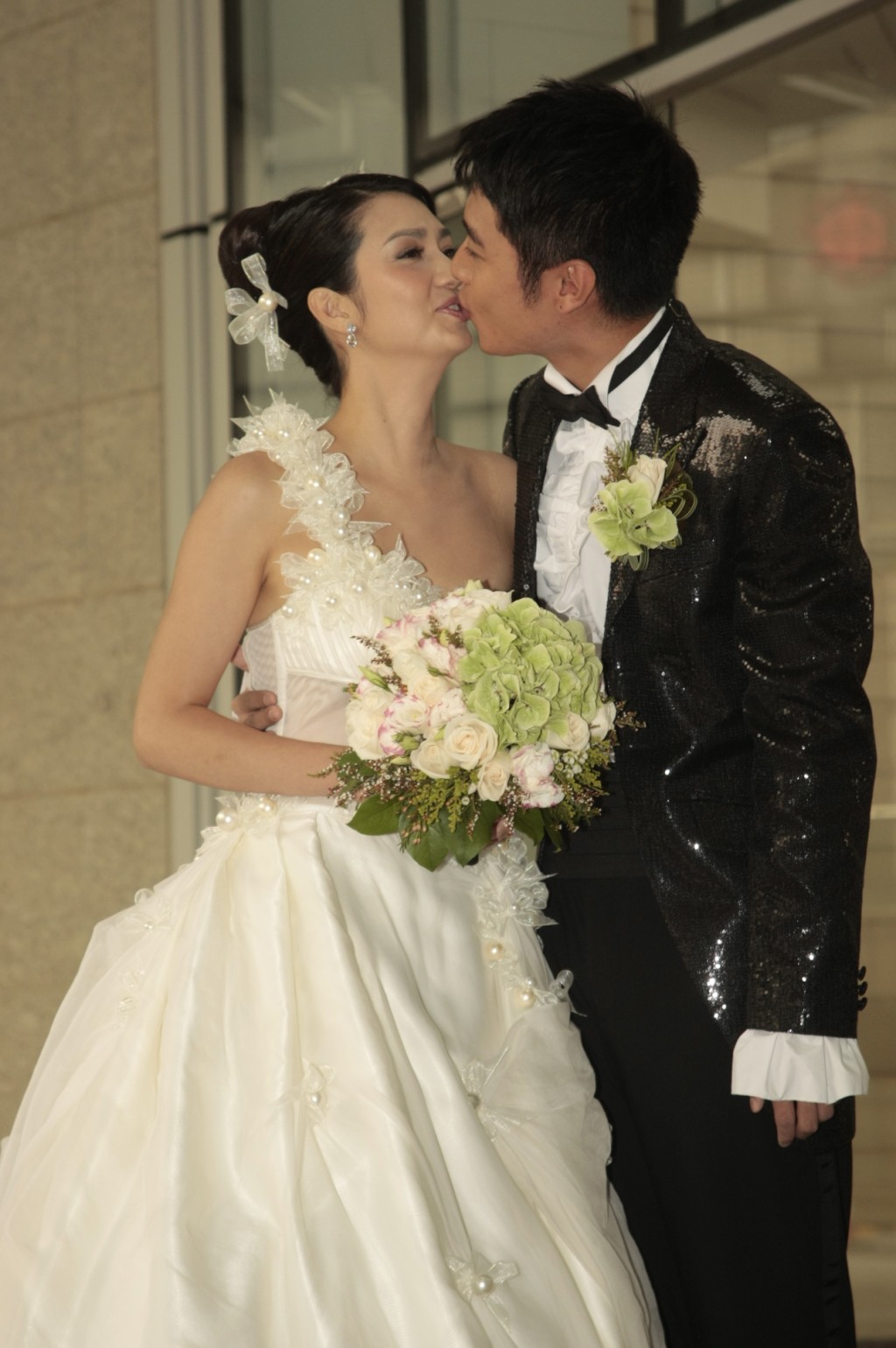 洪欣在2009年與年輕10歲的張丹峰結婚。