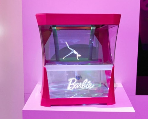 小朋友可發出指令，指示盒子內的立體芭比換衫跳舞。網圖