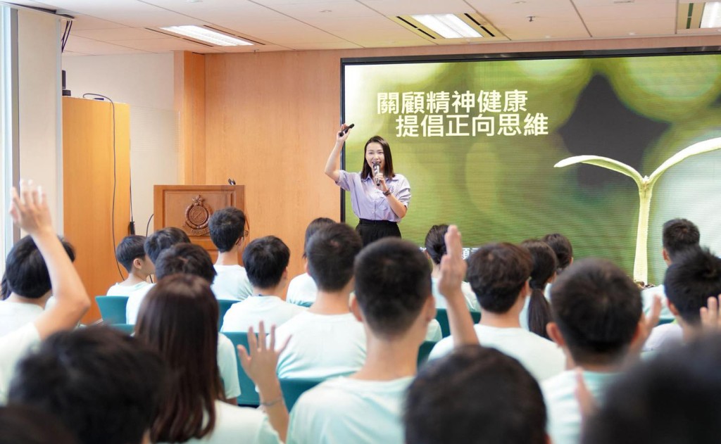 海關青年領袖團團員參與由中國香港演說總會創會會長黃穎君主講的《正向思維講座》，海關副關長(管制及執法)胡偉軍亦到場，分享保持正向心態的心得。香港海關FB圖片