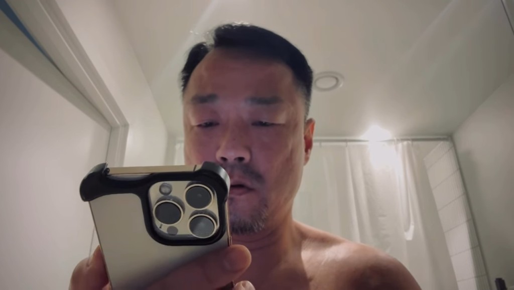 片中所見半裸的王喜身在浴室。 片中所見半裸的王喜身在浴室。
