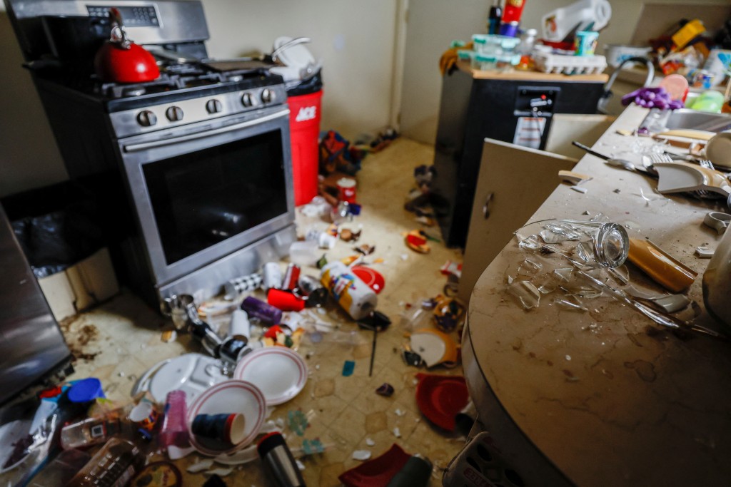 在美国加州发生6.4级地震后，一民居的厨房里出现了倒置和损坏的物品。路透