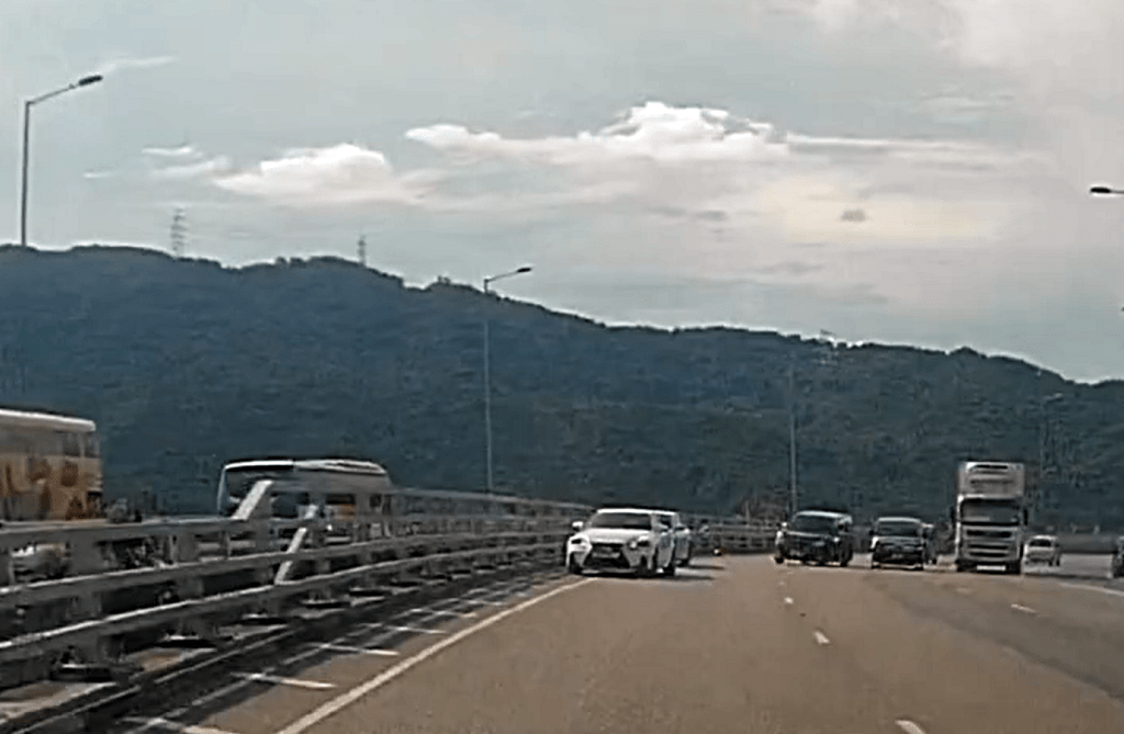 一輛私家車馳至失控。fb：車cam L（香港群組）