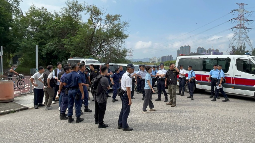 警方和漁護署共派出約80人。 警方和漁護署共派出約80人。