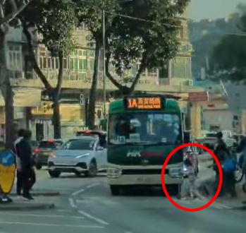 女童踩着滑板車，此時專線小巴駛至。fb交通意外求片區影片截圖fb交通意外求片區影片截圖