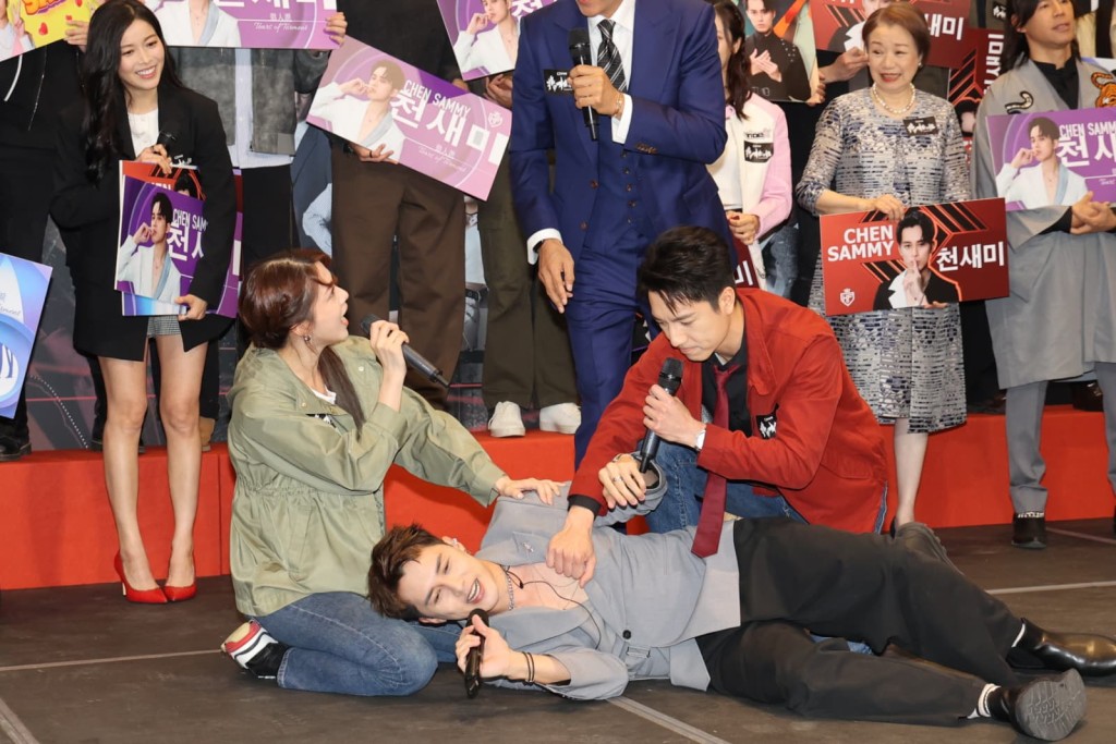 在唱歌途中，陈晓华竟扑向何广沛，把他扑倒在台上，吴伟豪又掀开何广沛的外套，原来是重现剧中一幕。