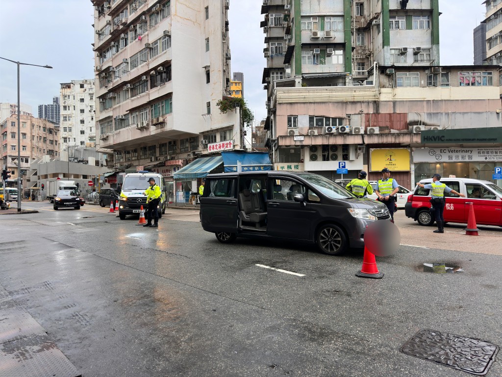 私家車撞倒女途人。梁國峰攝