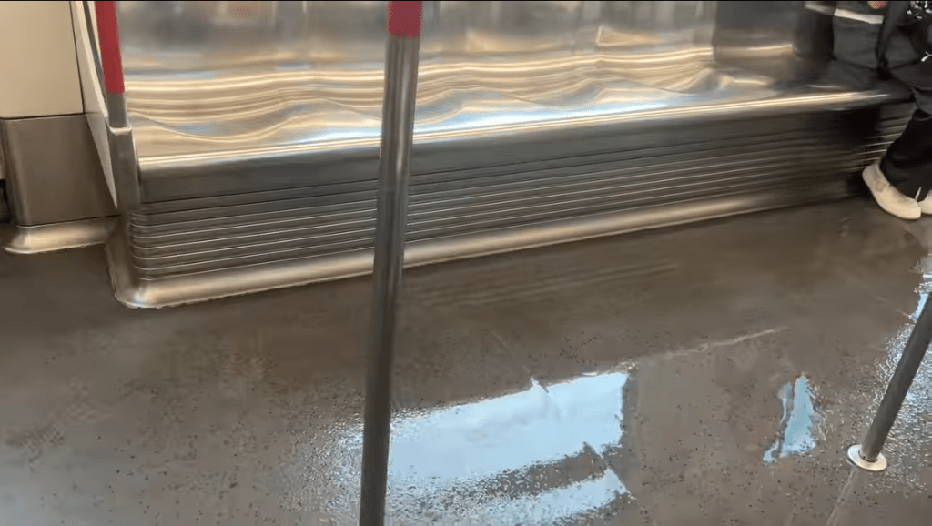 有巿民拍到東涌綫列車出現「漏水」情況。網絡影片截圖