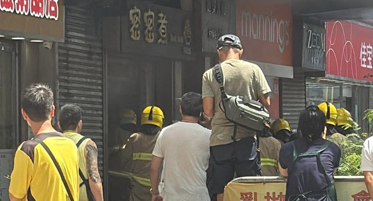 食店廚房起火冒煙。fb：車cam L（香港群組）