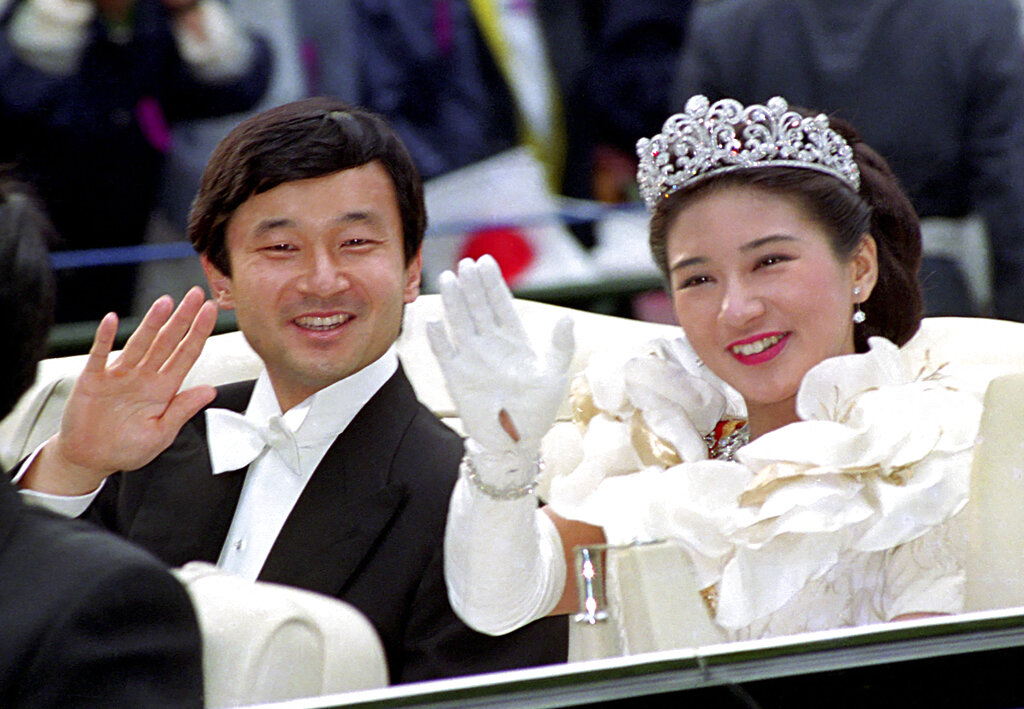 德仁與太太雅子曾經的老師、同學和好友為他們送上祝福。 AP圖片