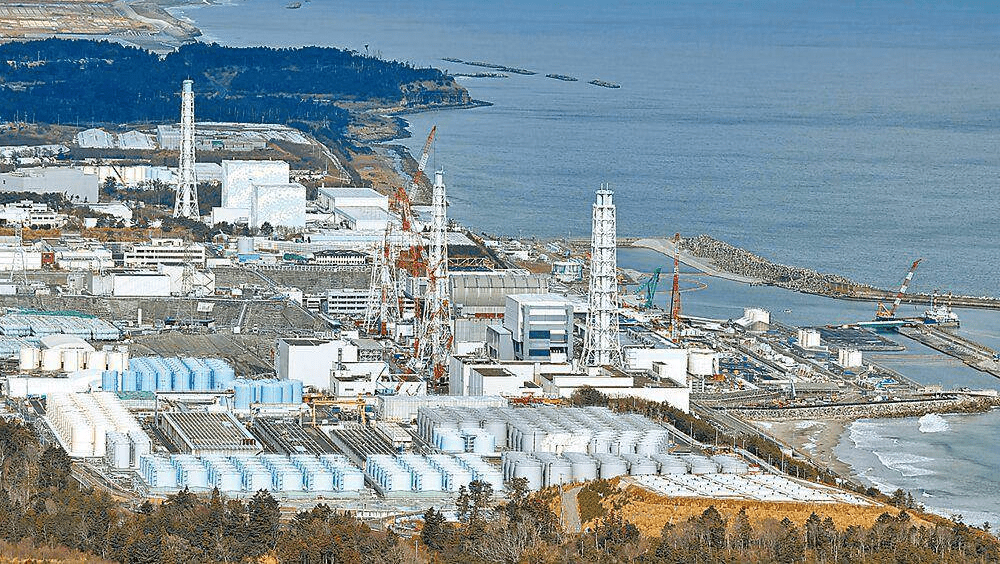 日本福島第一核電廠和核污水儲水罐。新華社