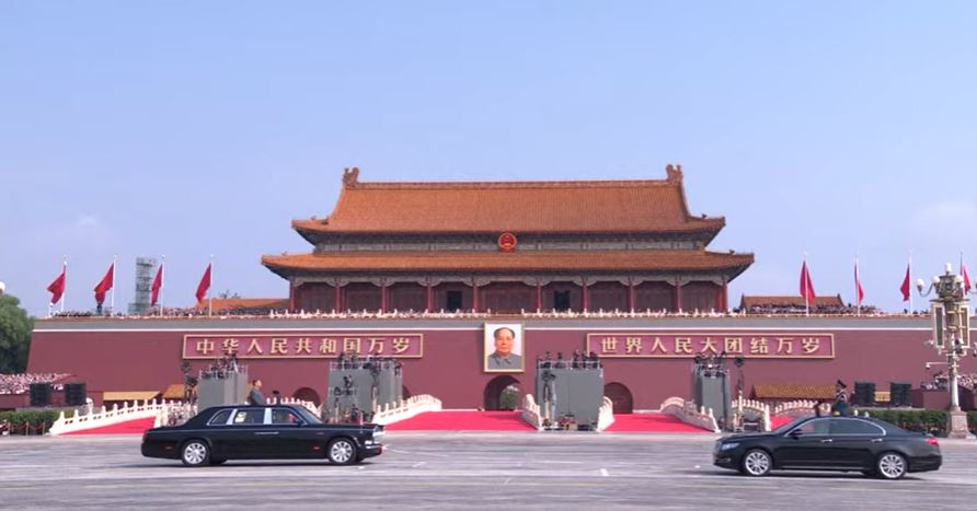 習近平乘車行進至黨旗、國旗、軍旗前，向旗幟行注目禮。 央視截圖