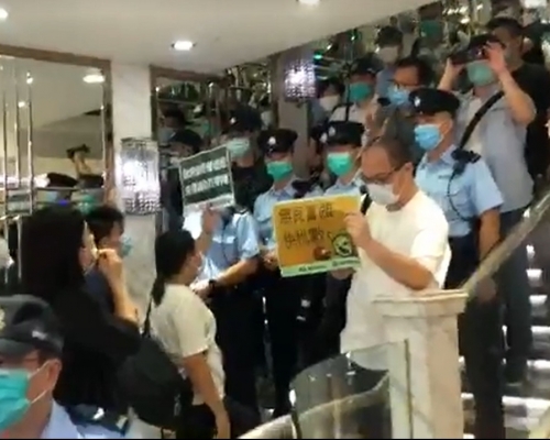 職工盟與失業工人到美孚富臨皇宮抗議。何啟明facebook影片截圖