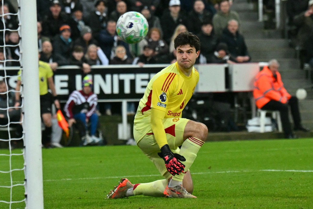 韦利安奥素拿一人从反场推上前场，再射入世界波。法新社