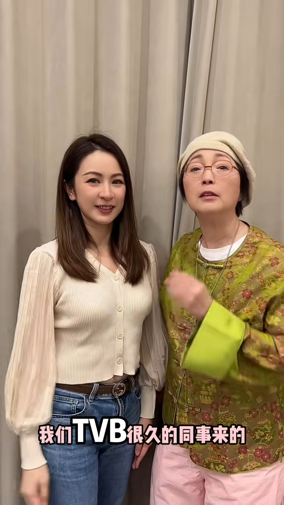苑瓊丹表示:「我旁邊那個小妹妹呢,李焯寧,我們TVB很久的同事來的,大家要多多關注她啊,你連我都不認得?我不就是石榴姐嗎!也要關注我,關注她,更多的支持我的妹妹李焯寧!」 苑瓊丹表示:「我旁邊那個小妹妹呢,李焯寧,我們TVB很久的同事來的,大家要多多關注她啊,你連我都不認得?我不就是石榴姐嗎!也要關注我,關注她,更多的支持我的妹妹李焯寧!」