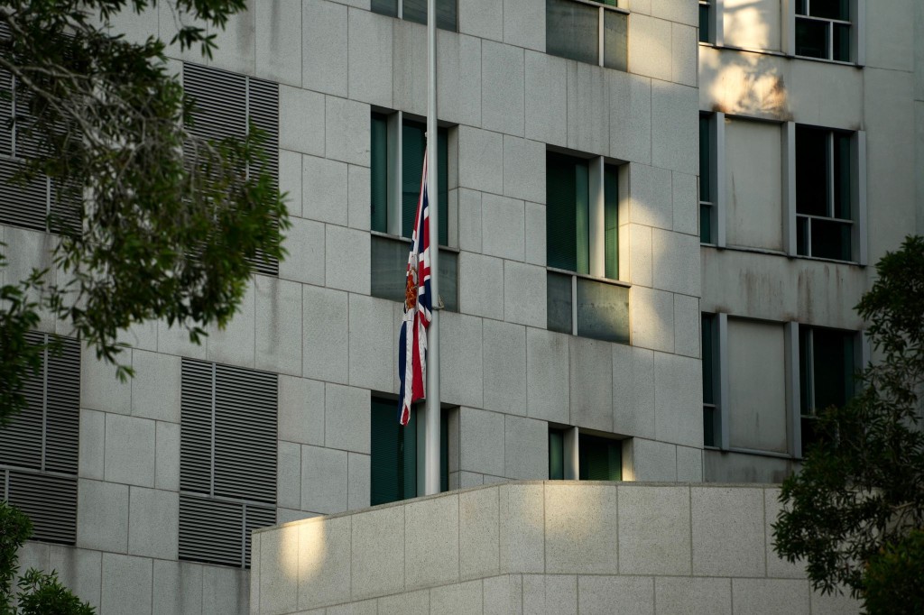 英國駐港總領事館下半旗致哀。