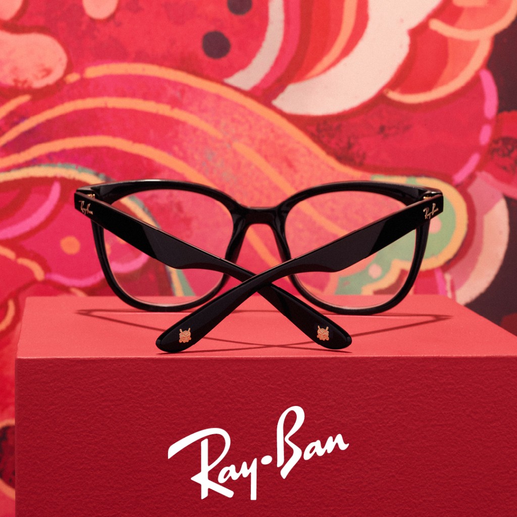 Ray-Ban龍年限定光學眼鏡/$1,060/R，鏡臂末端飾以金色龍紋 。