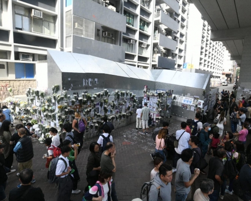 太子站外堆滿白色鮮花悼念。梁國峰攝