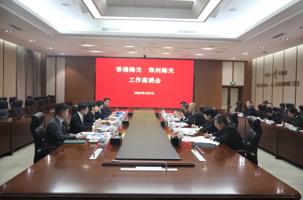 何佩珊（左三）及海关代表团与郑州海关关长王军（右三）及国家海关总署广东分署副主任冯国清（右四）会面。