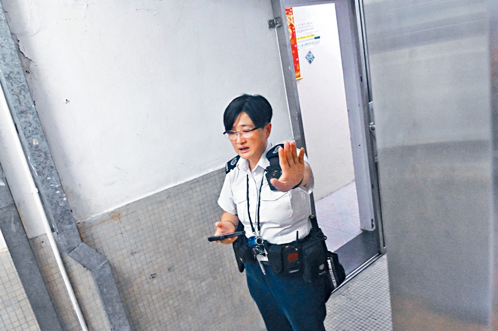 警方封鎖揭發雙屍命案單位調查。
