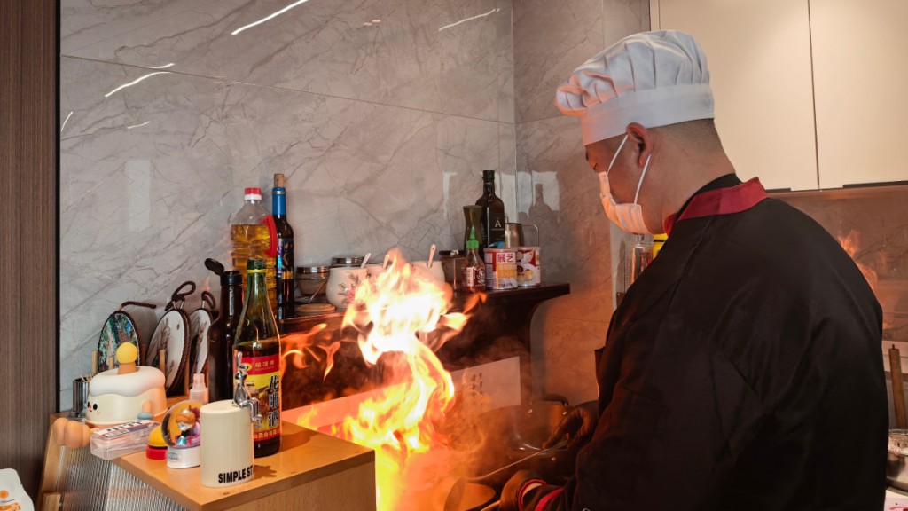 內地私廚服務普遍，吸引不少人聘用。微博@巴音郭楞融媒