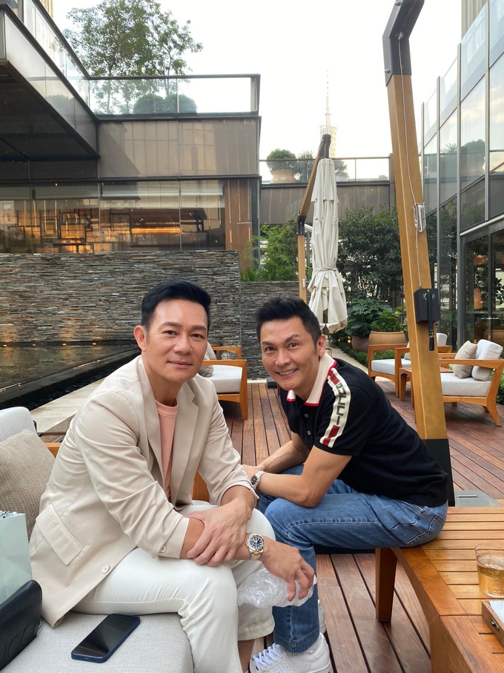 輝哥同關禮傑變咗型佬,兩人早喺86年《黃金十年》係男主角,至今仍係無綫一線小生。