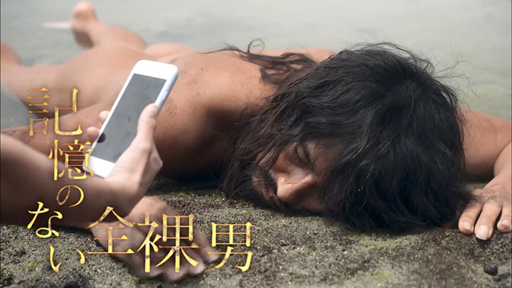 引來女高中生用手提電話拍下他。