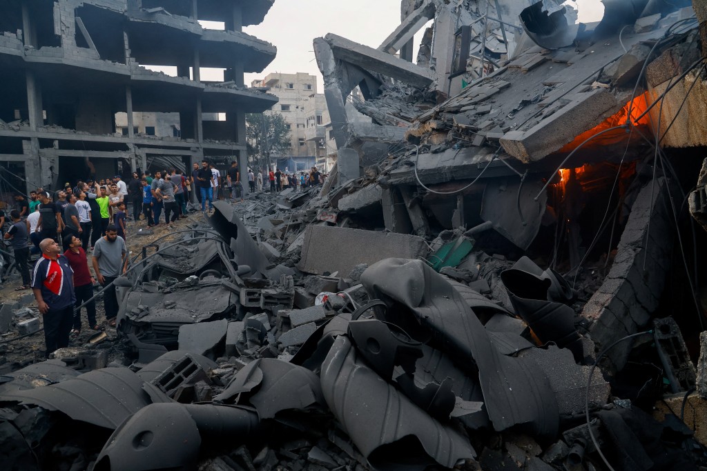 以色列空袭加沙地带住宅区、清真寺和哈马斯官员的居所。路透社