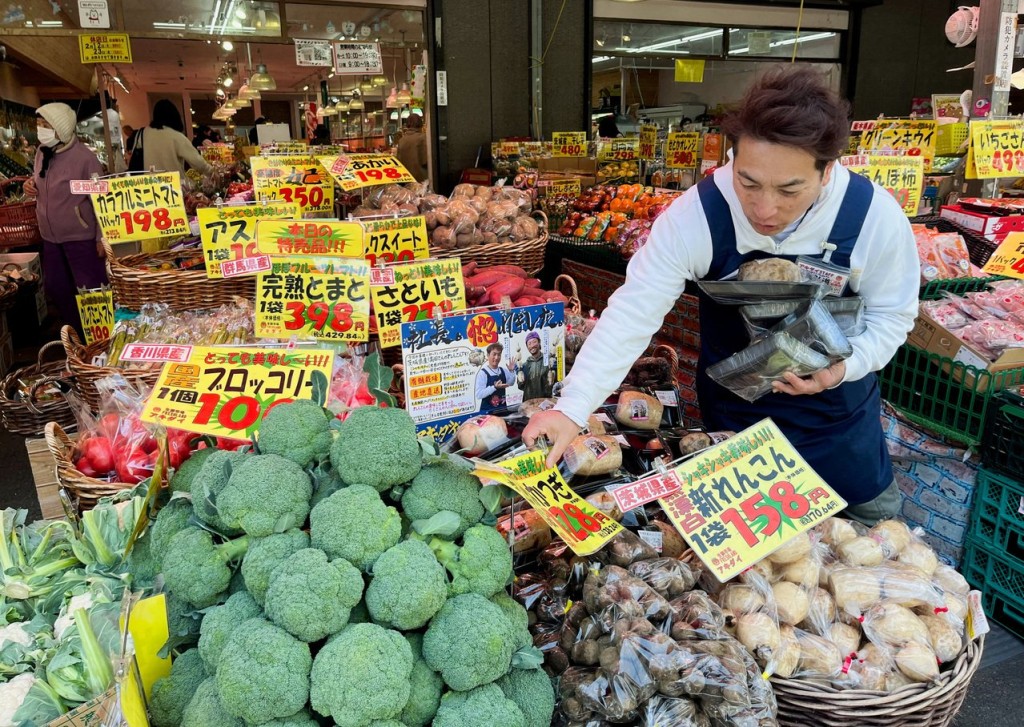 日本政府推動餐飲食品消費稅減稅。路透社