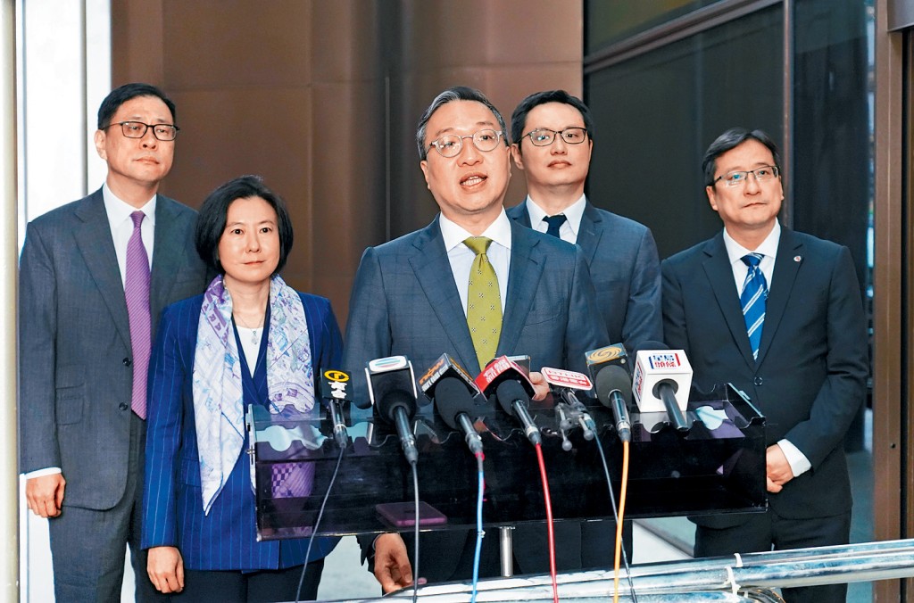 律政司司長林定國外訪中東回港。 左起:大律師公會主席杜淦堃,投資推廣署署長劉凱旋、律政司司長林定國、貿易發展局副總裁劉會平、律師會會長陳澤銘。