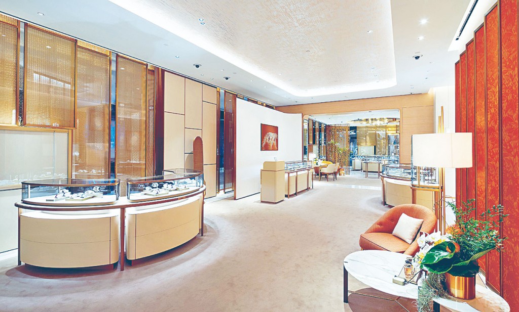 位于K11 Musea的卡地亚专门店，特设Diamond Salon，让客人可以在更宽敞舒适的环境选购心仪美钻。