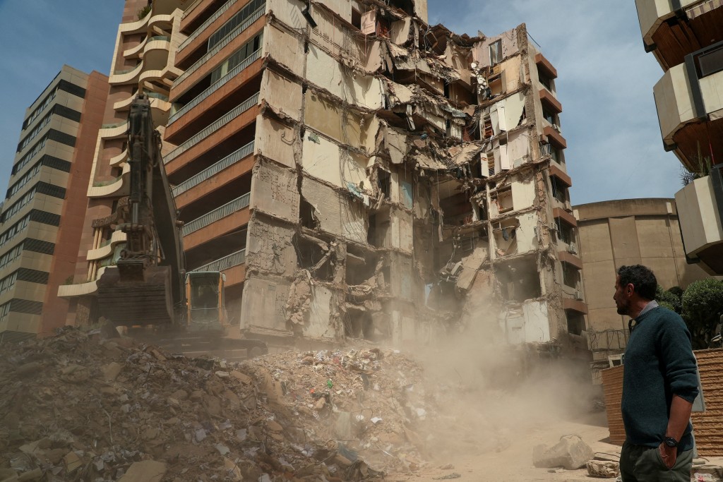 內塔尼亞胡已指示軍方一方面加強在黎南部的安全區部署，另一方面與黎巴嫩推進和平談判。路透社