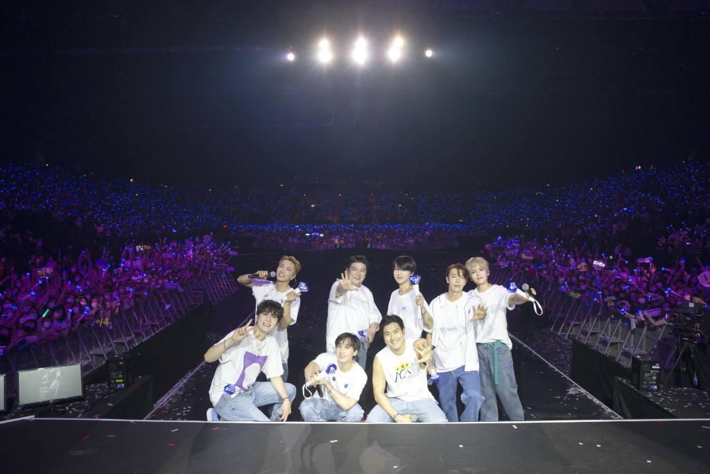 Super Junior 8子向Fans輪流施展冧功。